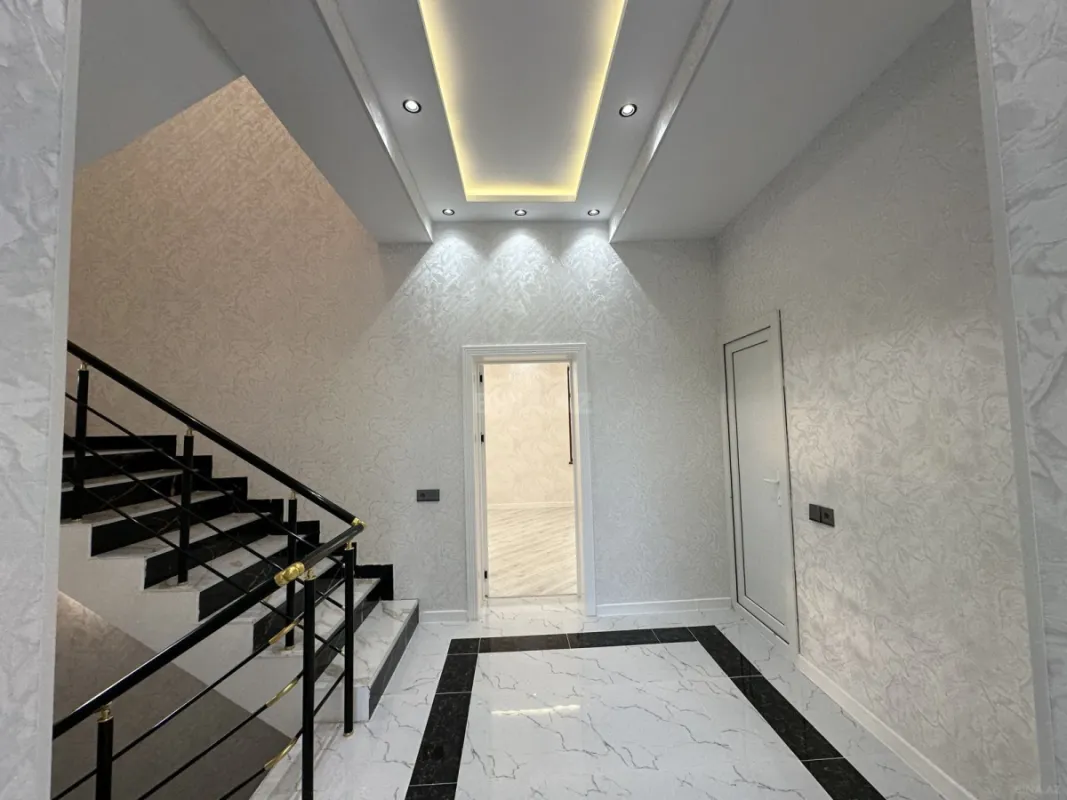Satılır 8 otaqlı həyət evi 354 m²