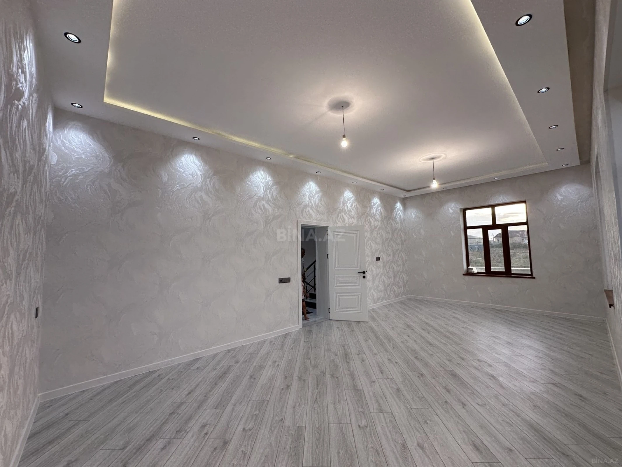 Satılır 8 otaqlı həyət evi 354 m²