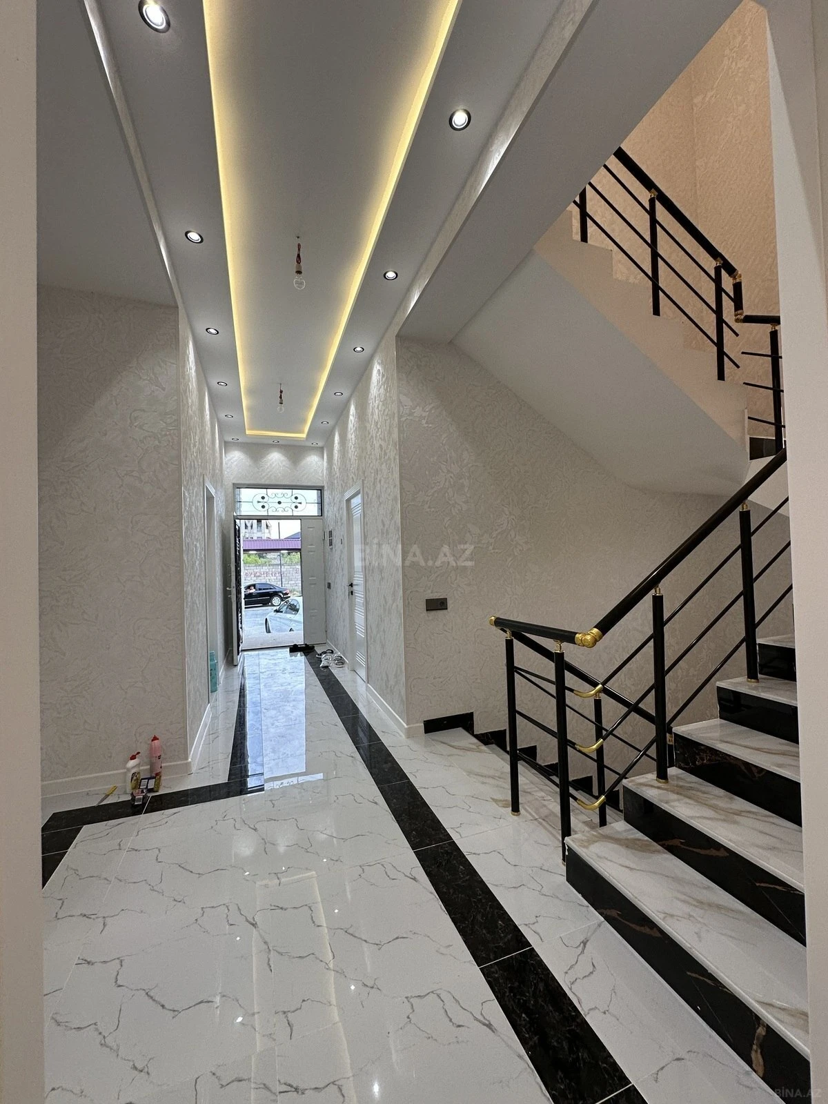 Satılır 8 otaqlı həyət evi 354 m²