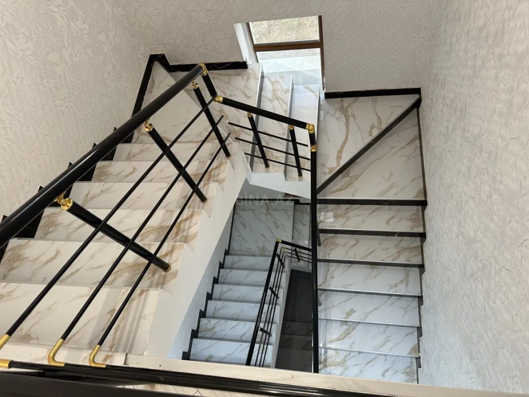 Satılır 8 otaqlı həyət evi 354 m²