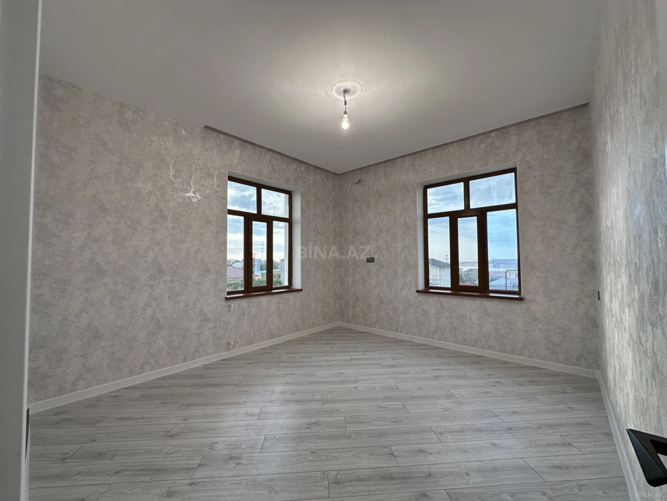 Satılır 8 otaqlı həyət evi 354 m²