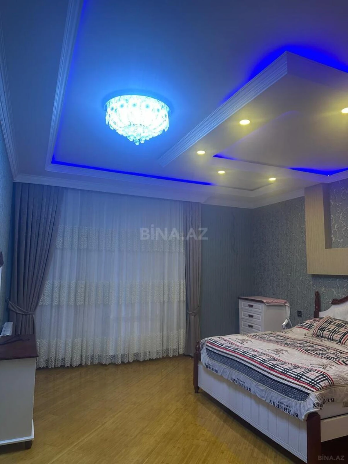 Satılır 3 otaqlı mənzil 136 m²