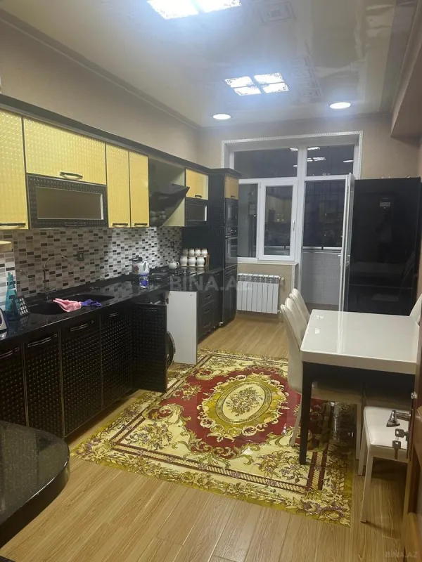 Satılır 3 otaqlı mənzil 136 m²
