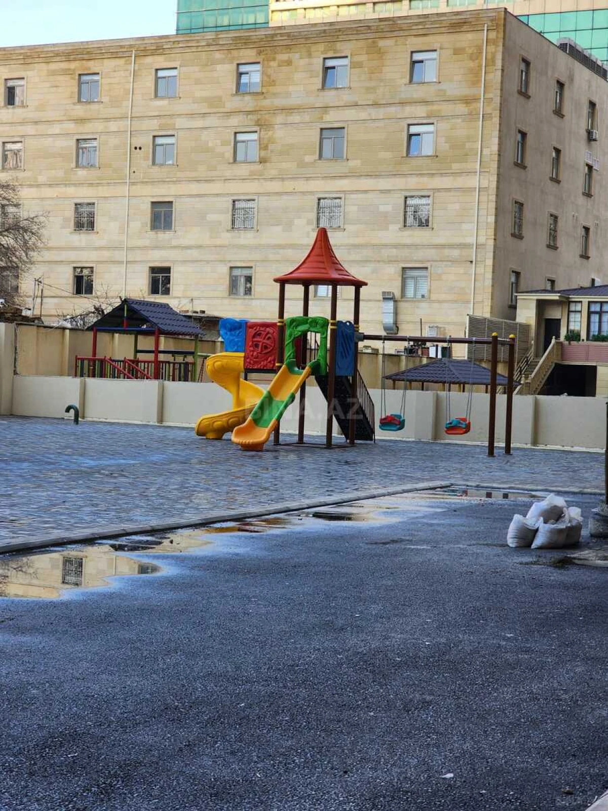 Satılır 3 otaqlı mənzil 152 m²