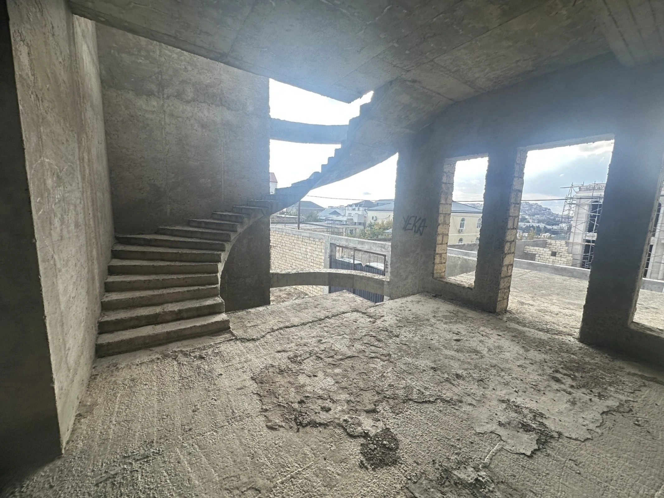 Satılır 9 otaqlı həyət evi 550 m²