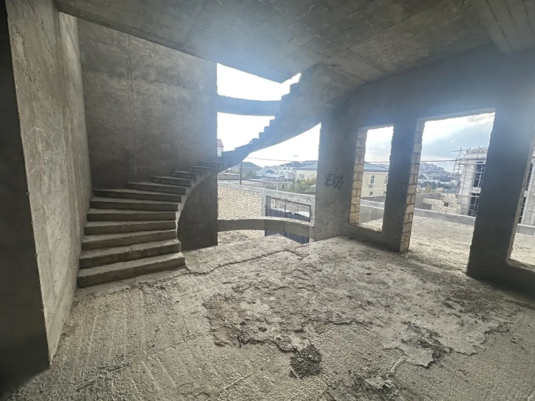 Satılır 9 otaqlı həyət evi 550 m²