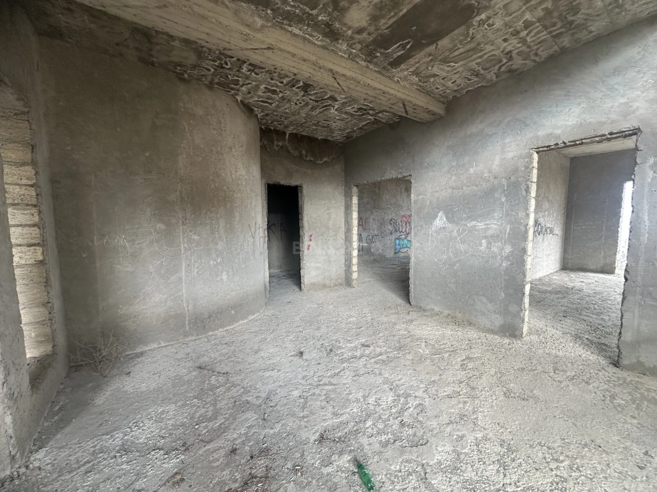 Satılır 9 otaqlı həyət evi 550 m²