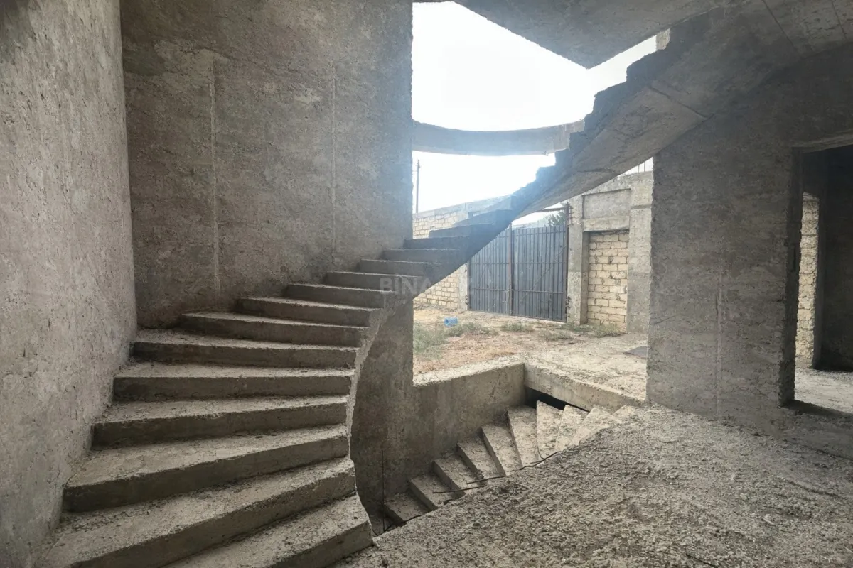 Satılır 9 otaqlı həyət evi 550 m²