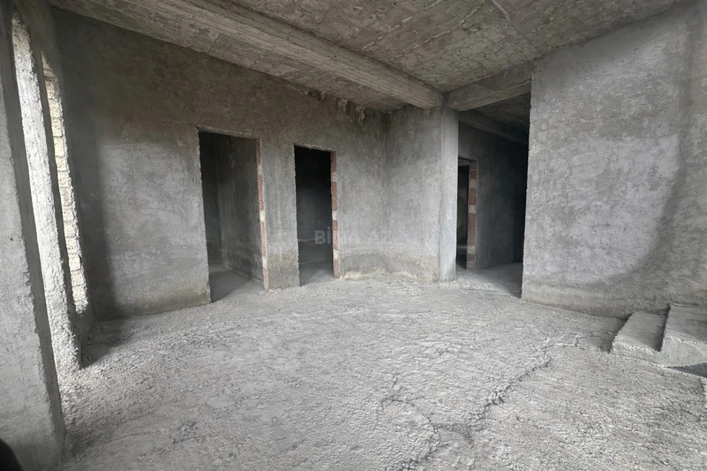 Satılır 9 otaqlı həyət evi 550 m²