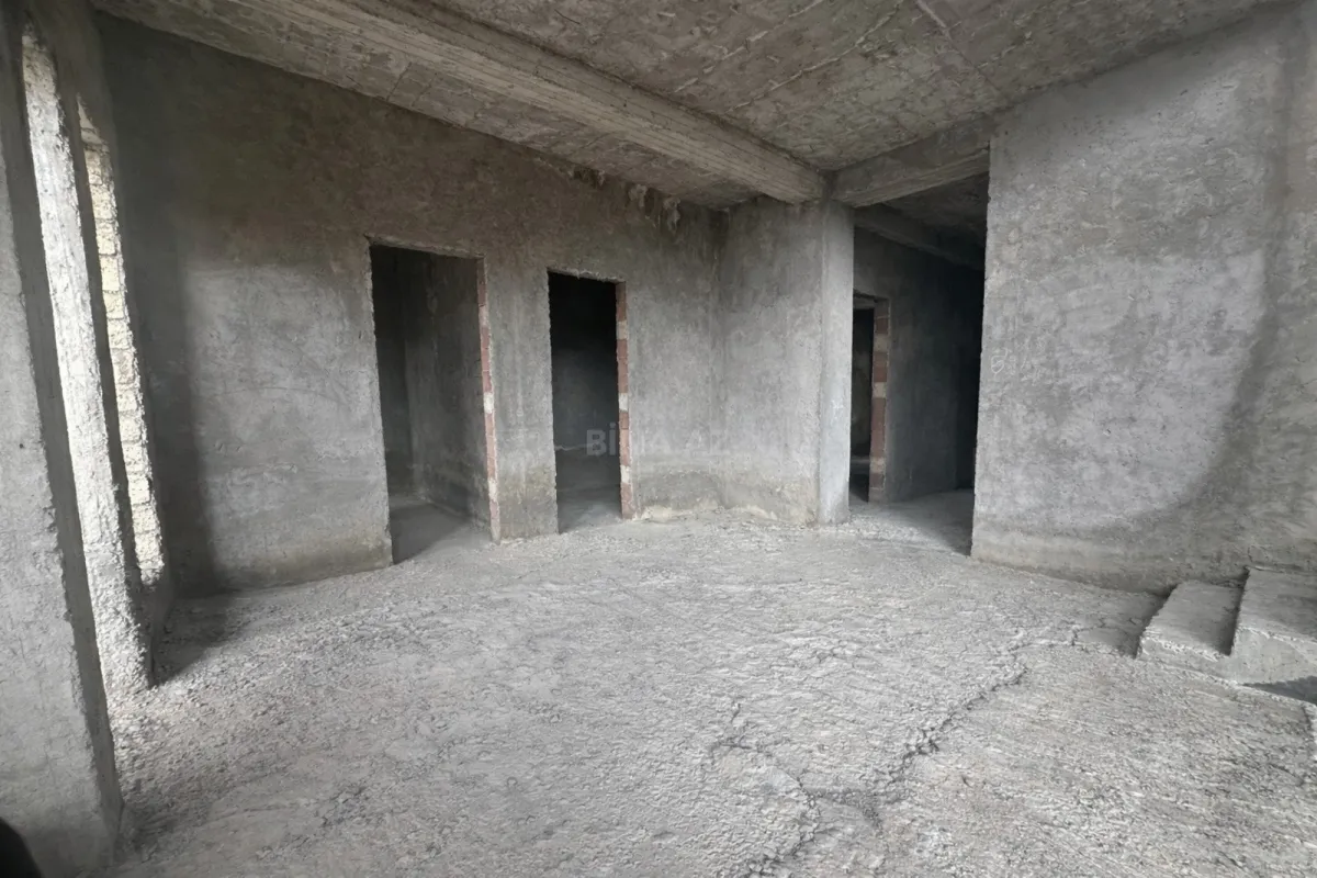 Satılır 9 otaqlı həyət evi 550 m²