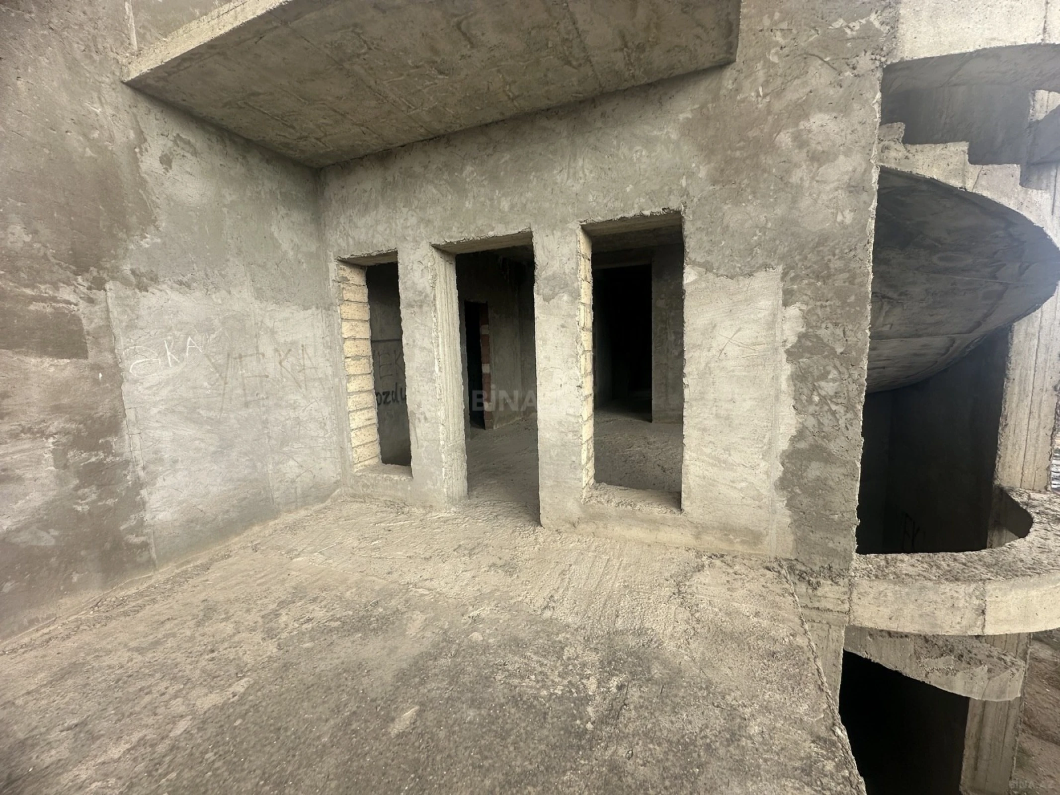 Satılır 9 otaqlı həyət evi 550 m²