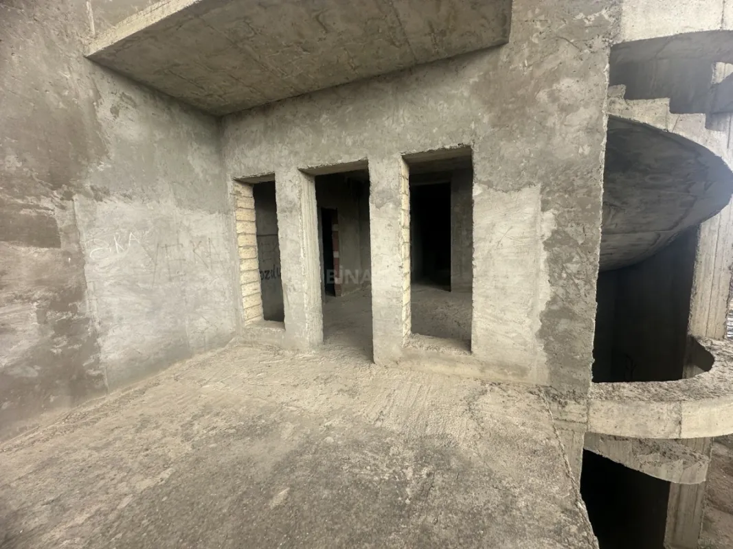 Satılır 9 otaqlı həyət evi 550 m²