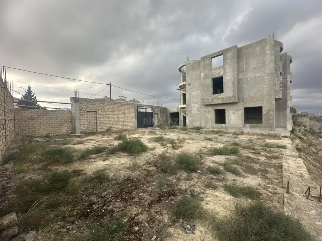 Satılır 9 otaqlı həyət evi 550 m²