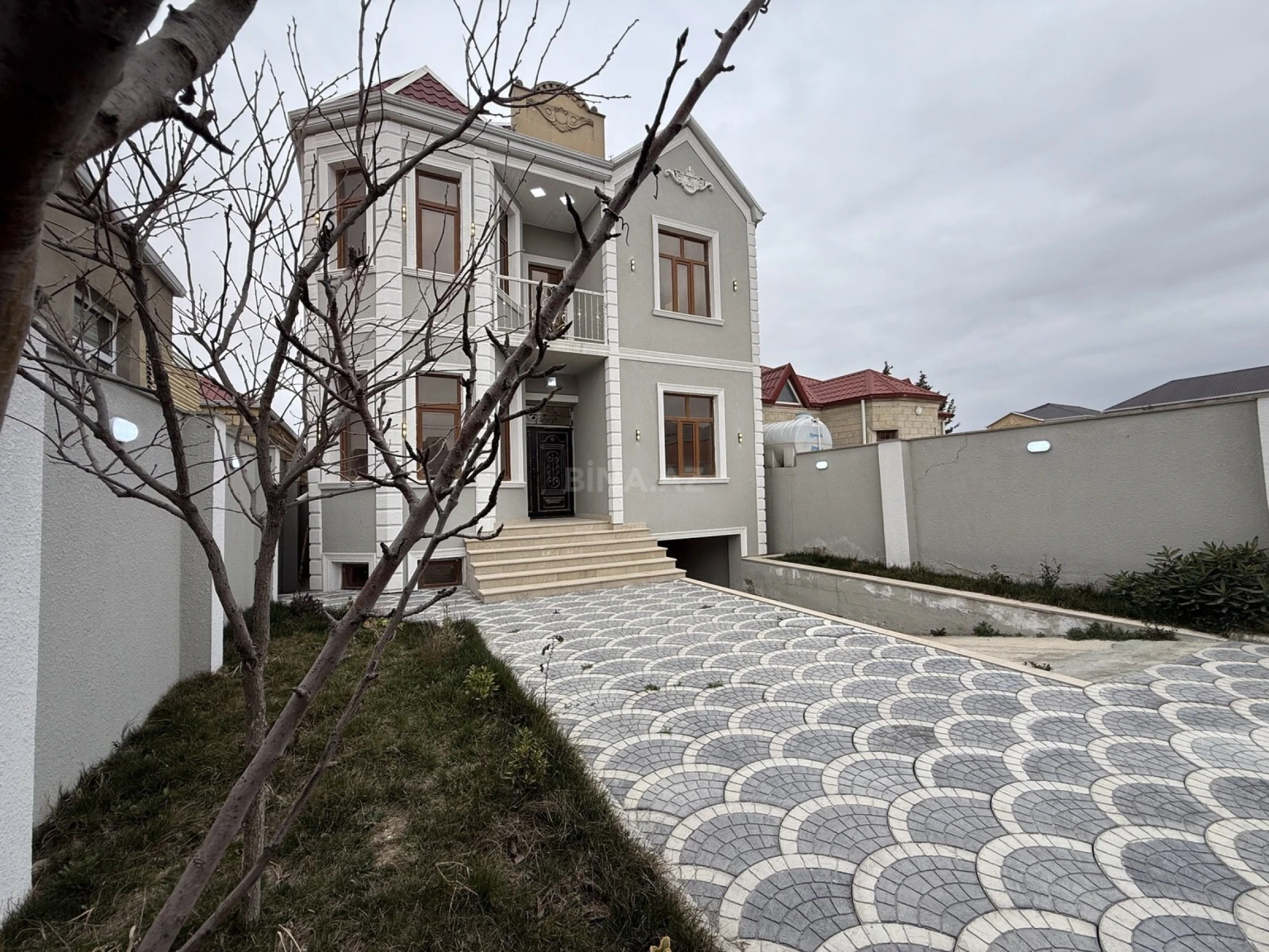 Satılır 6 otaqlı həyət evi 375 m²