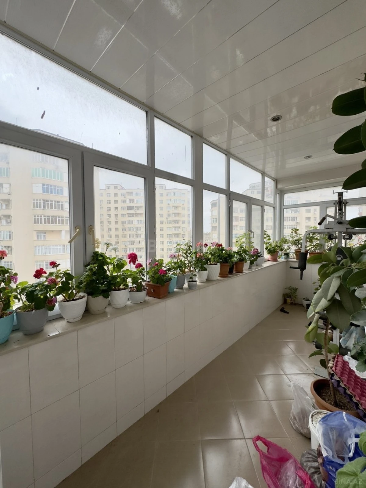 Satılır 3 otaqlı mənzil 165 m²