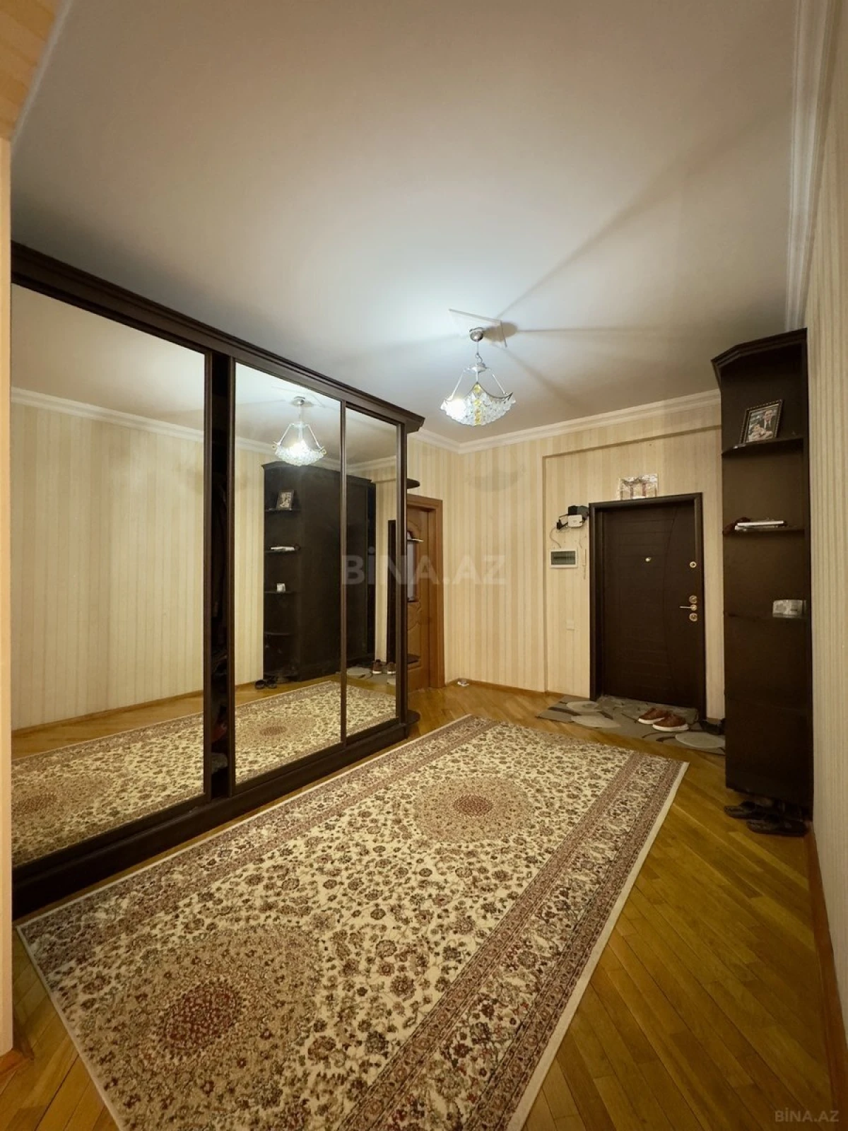 Satılır 3 otaqlı mənzil 165 m²