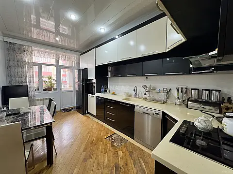 Satılır 3 otaqlı mənzil 165 m²