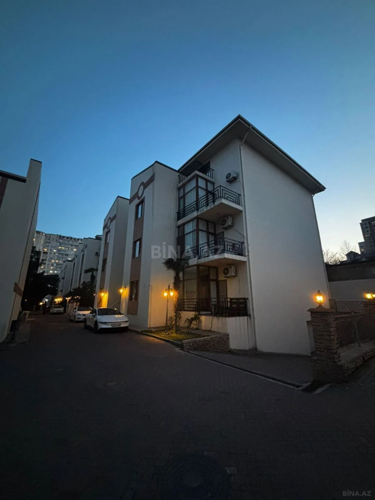 Kirayə verilir 7 otaqlı mənzil 380 m²