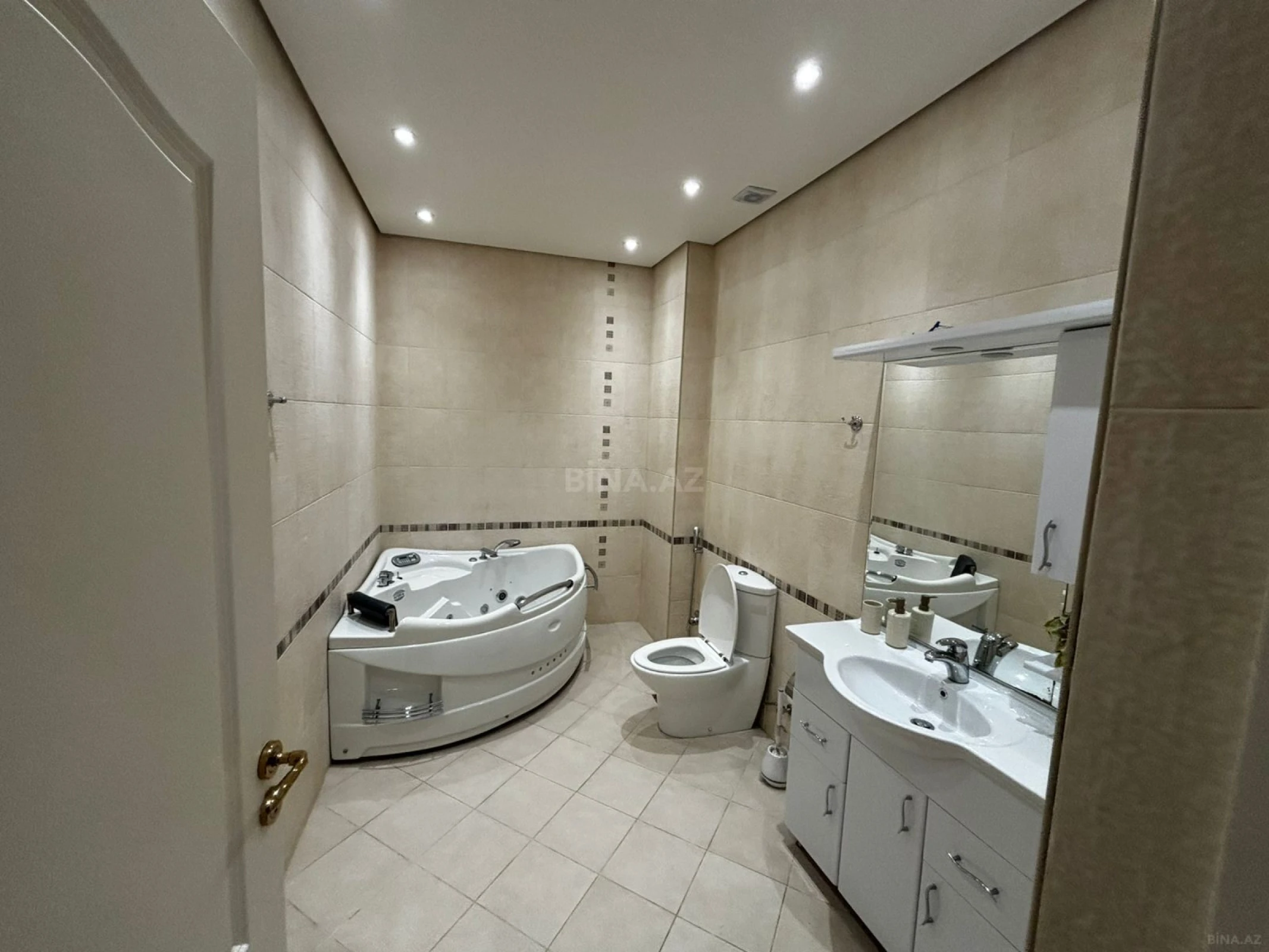 Kirayə verilir 7 otaqlı mənzil 380 m²