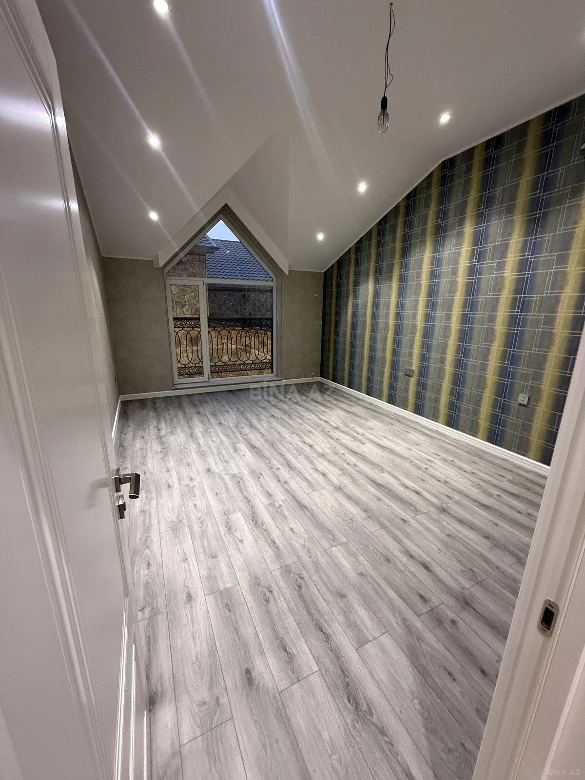 Satılır 5 otaqlı həyət evi 340 m²