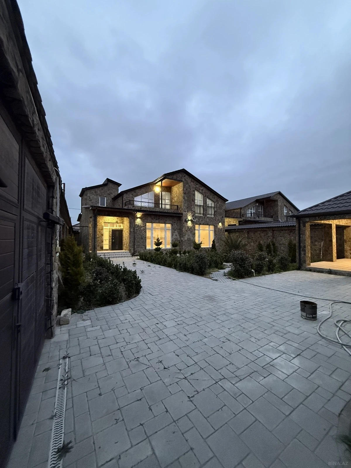 Satılır 5 otaqlı həyət evi 340 m²