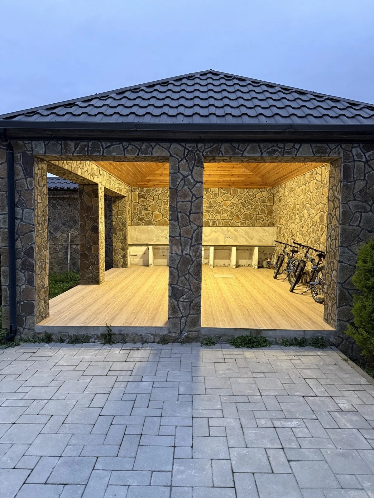 Satılır 5 otaqlı həyət evi 340 m²