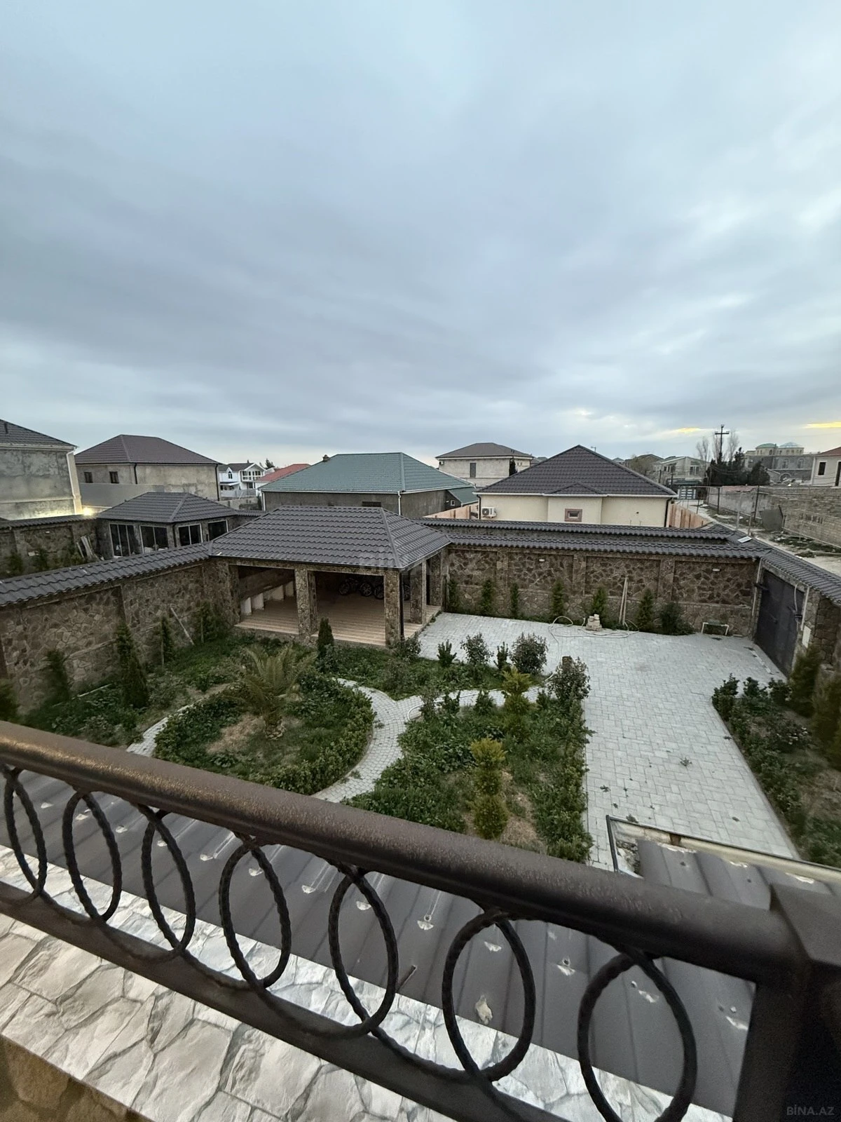 Satılır 5 otaqlı həyət evi 340 m²