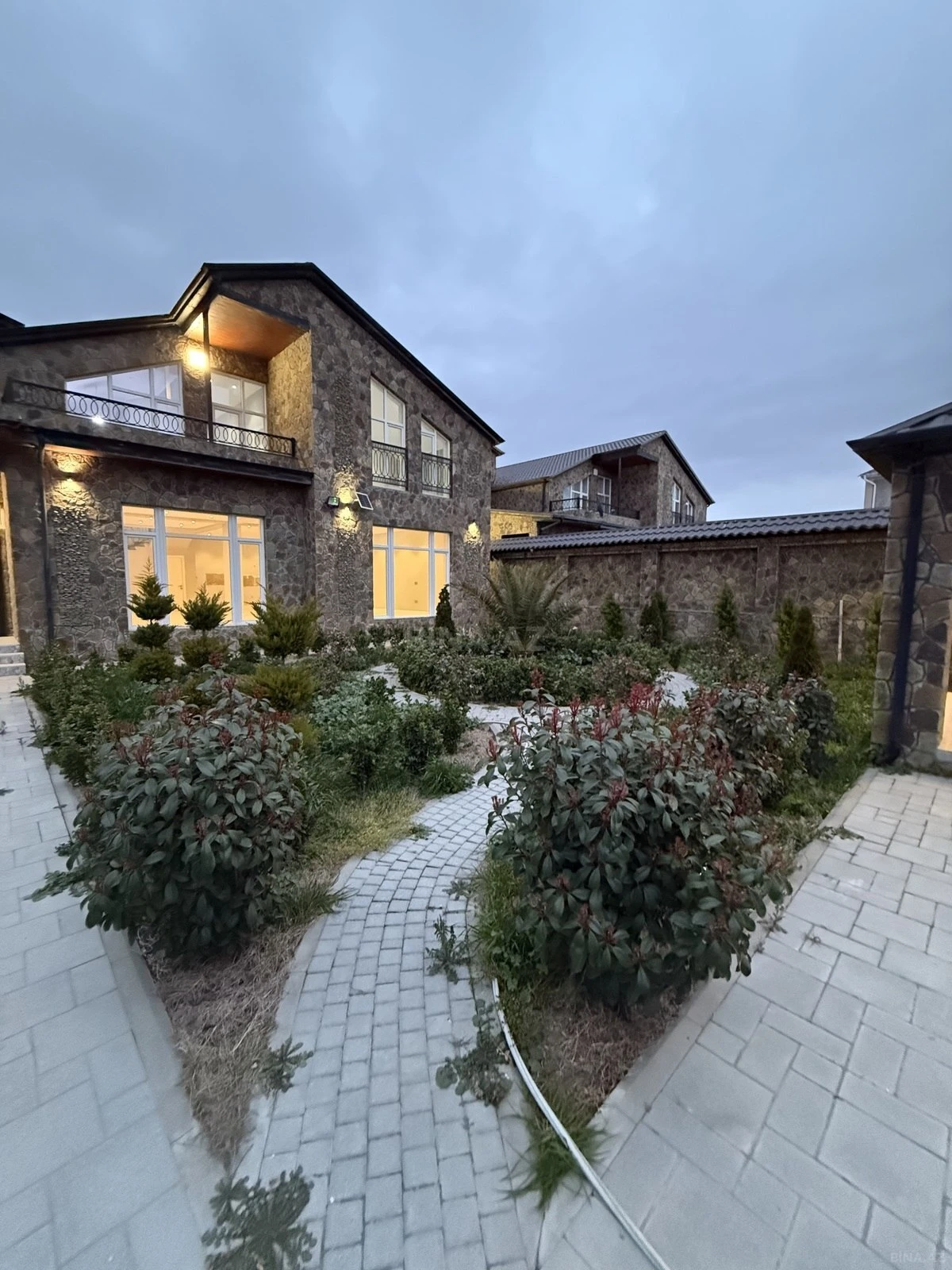 Satılır 5 otaqlı həyət evi 340 m²