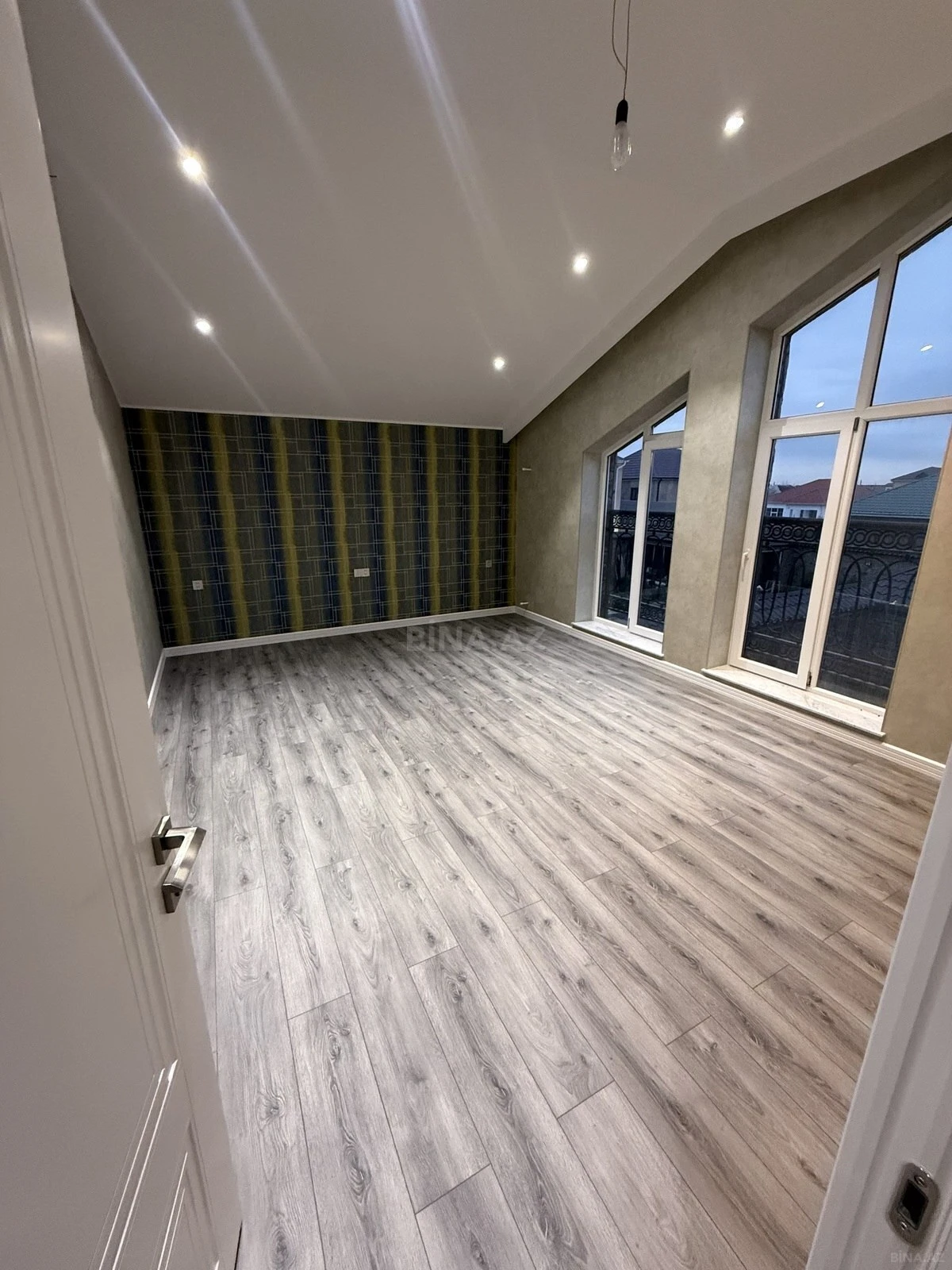 Satılır 5 otaqlı həyət evi 340 m²