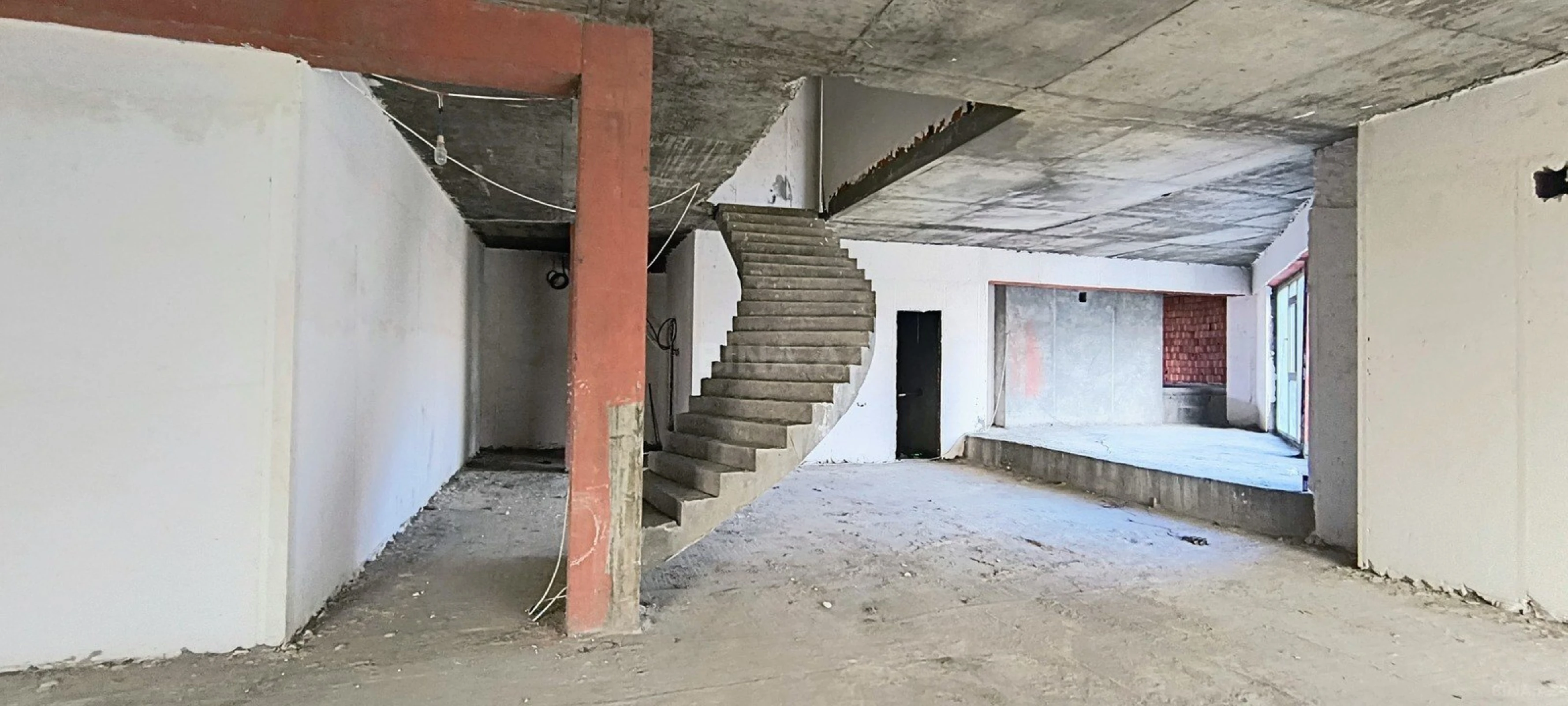 Satılır 8 otaqlı mənzil 600 m²