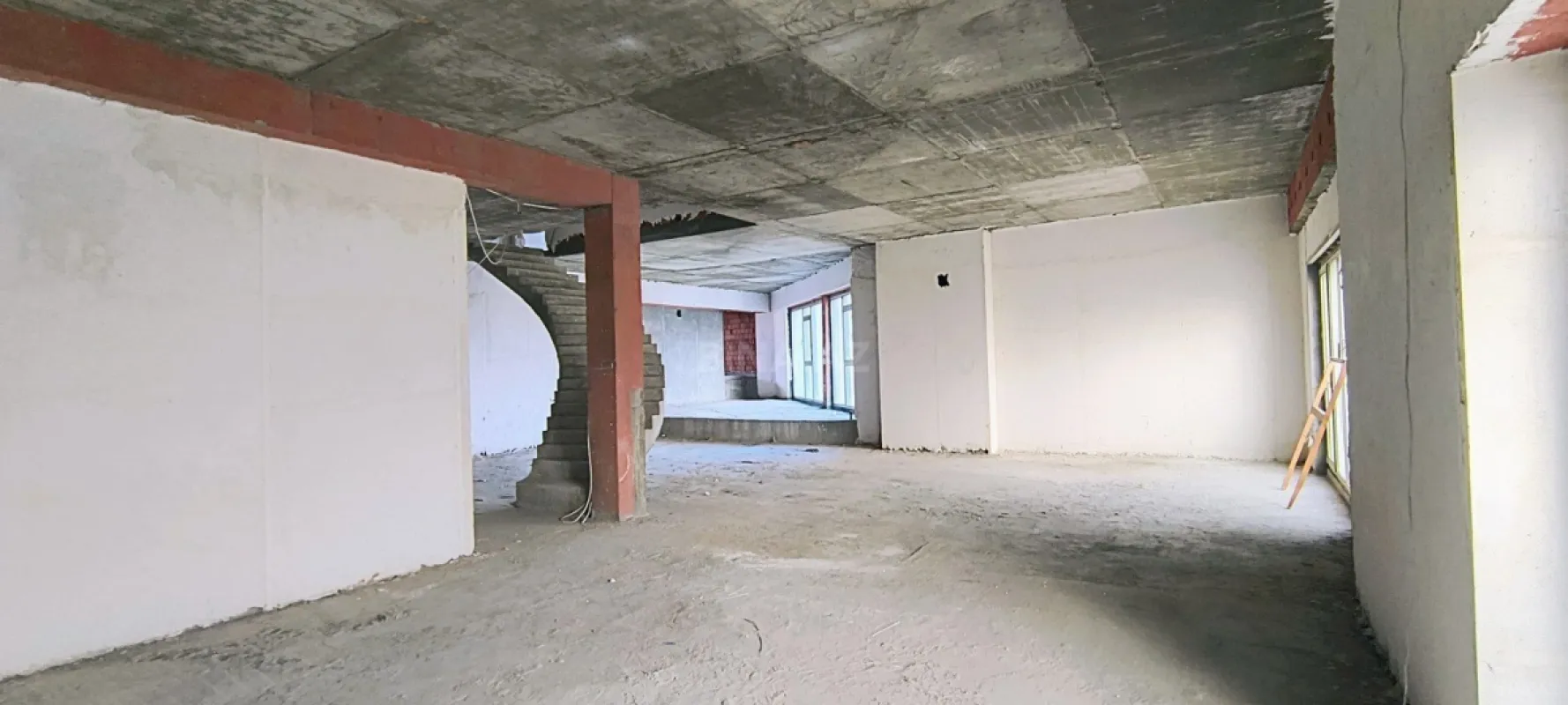 Satılır 8 otaqlı mənzil 600 m²