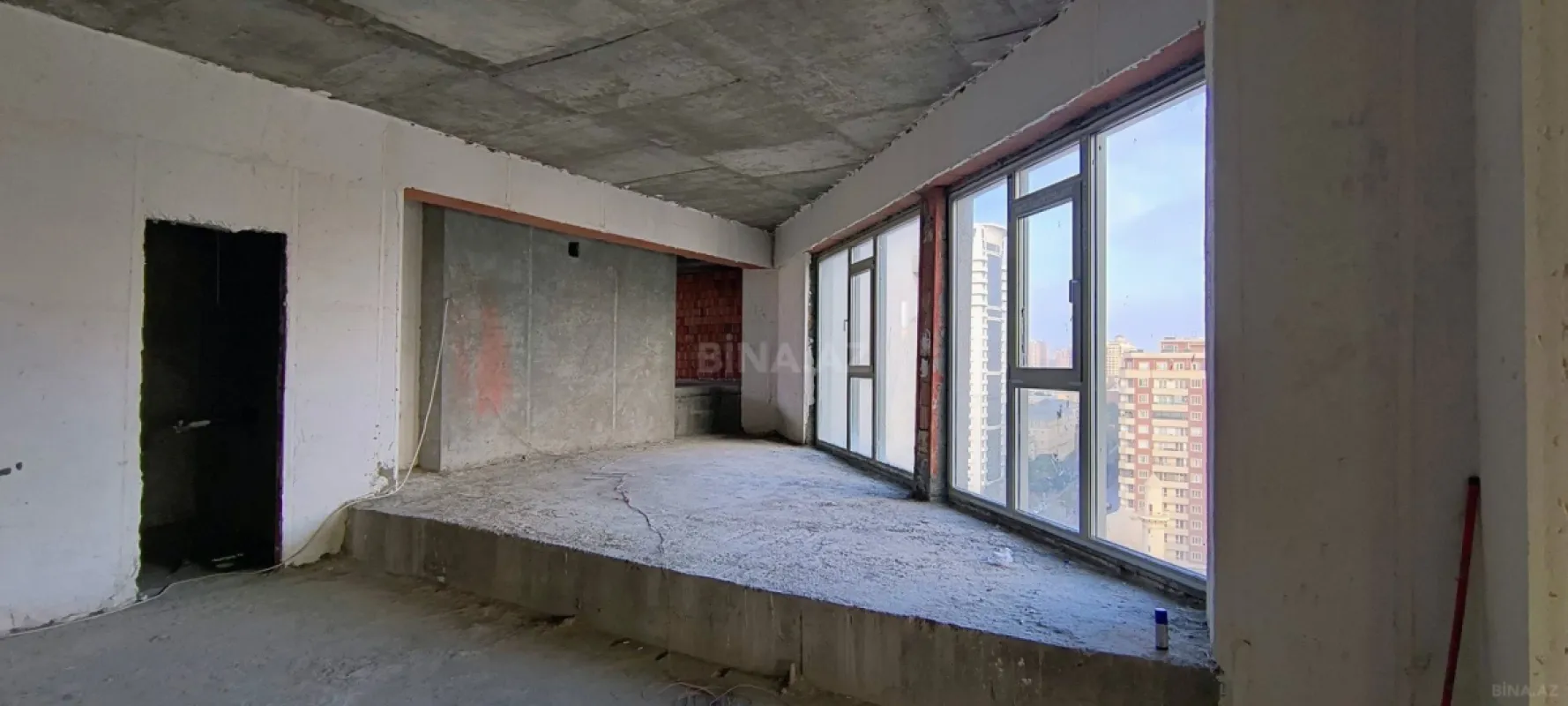 Satılır 8 otaqlı mənzil 600 m²