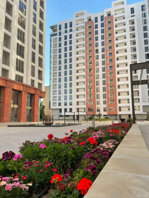 Satılır 4 otaqlı mənzil 175 m²