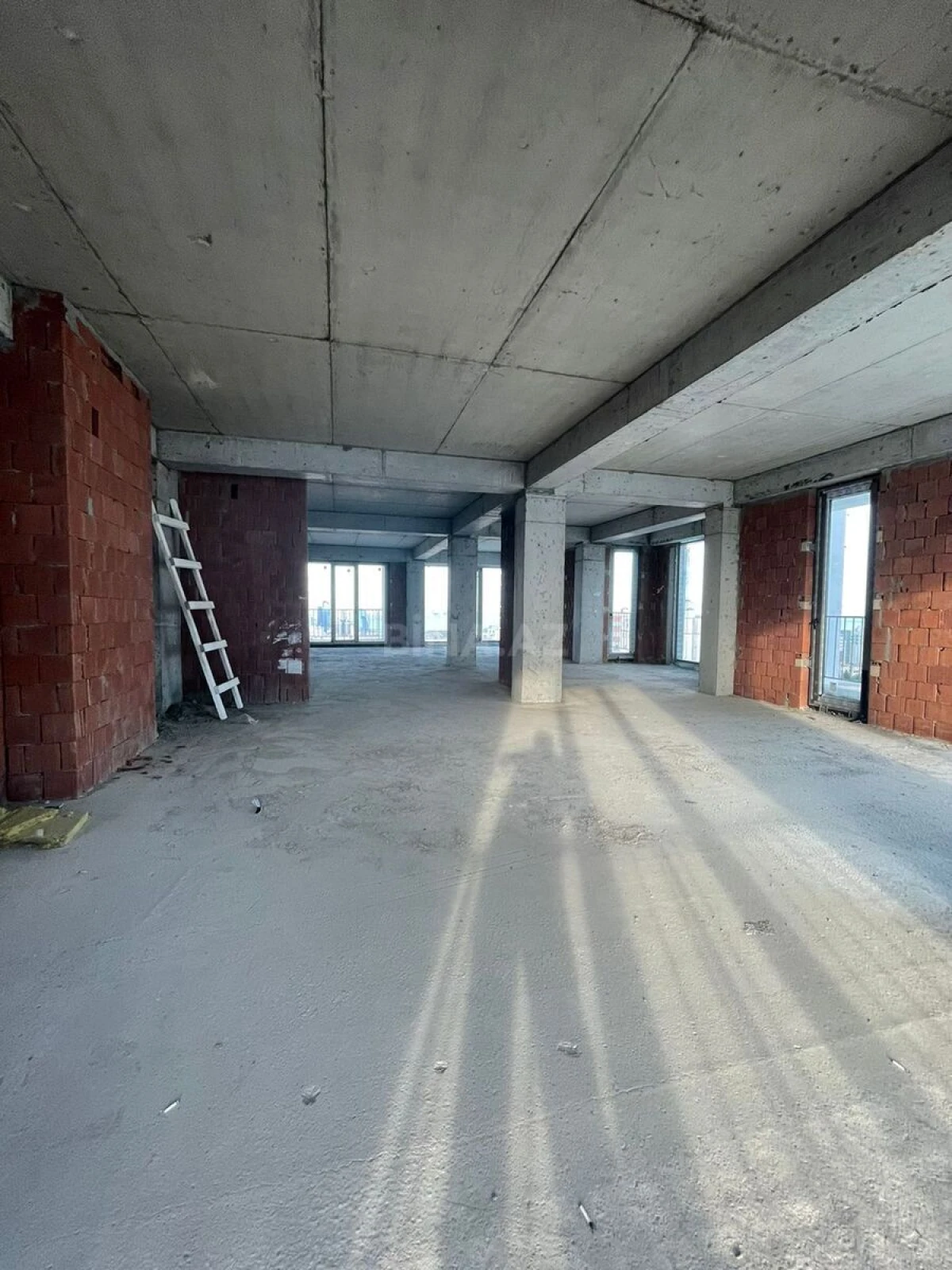 Satılır 4 otaqlı mənzil 175 m²