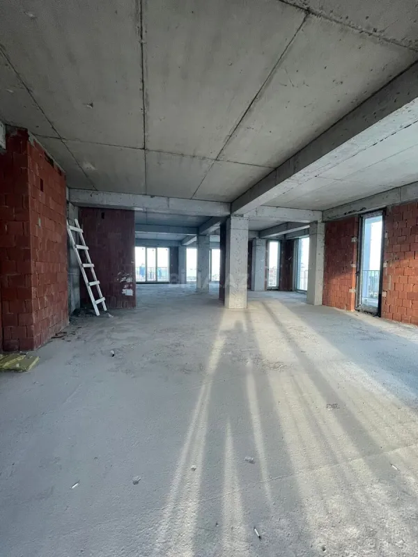 Satılır 4 otaqlı mənzil 175 m²