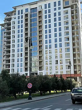 Satılır 4 otaqlı mənzil 175 m²