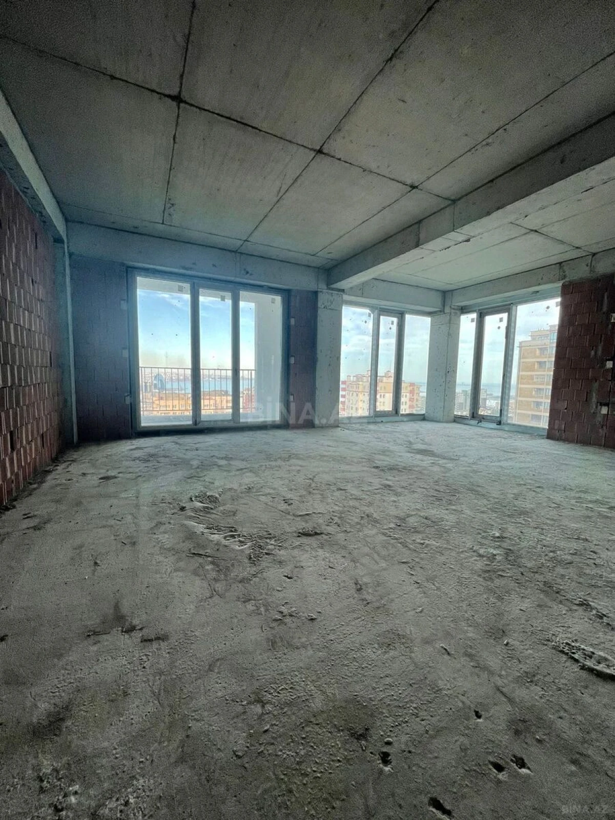 Satılır 4 otaqlı mənzil 175 m²