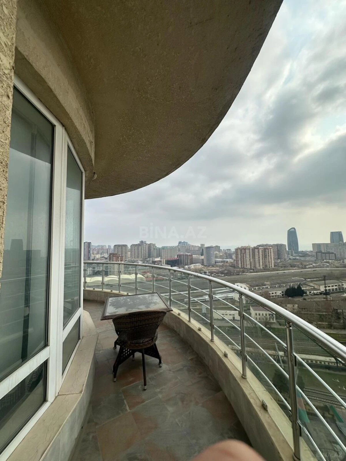Kirayə verilir 4 otaqlı mənzil 210 m²