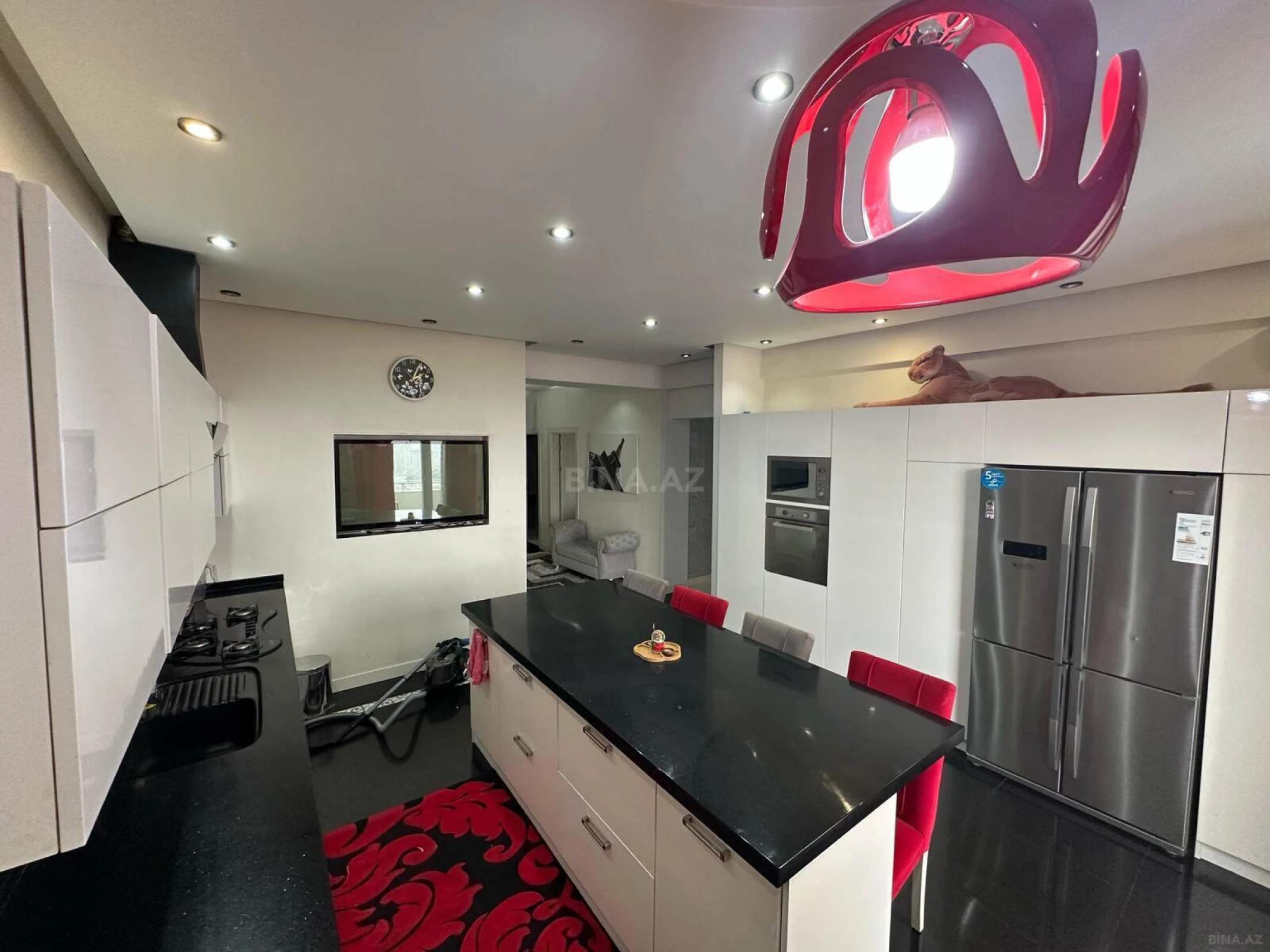 Kirayə verilir 4 otaqlı mənzil 210 m²