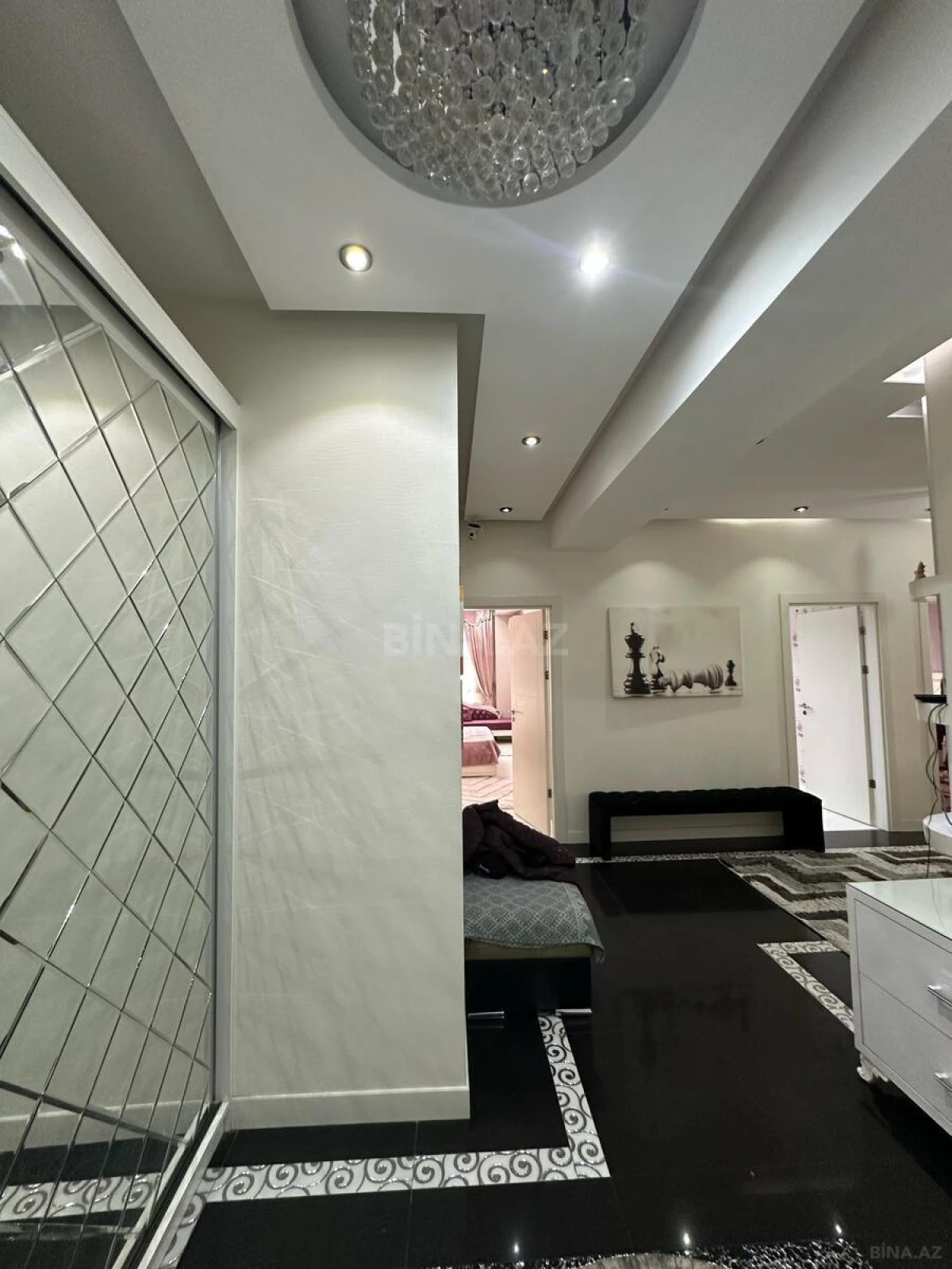 Kirayə verilir 4 otaqlı mənzil 210 m²