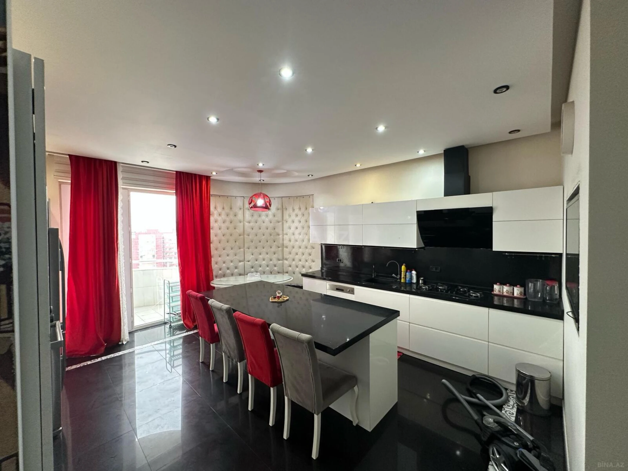 Kirayə verilir 4 otaqlı mənzil 210 m²