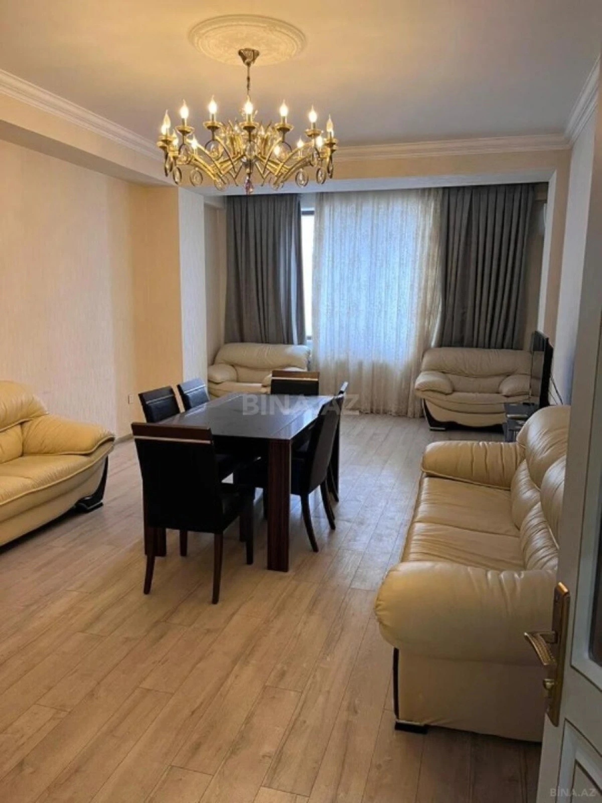 Satılır 4 otaqlı mənzil 190 m²