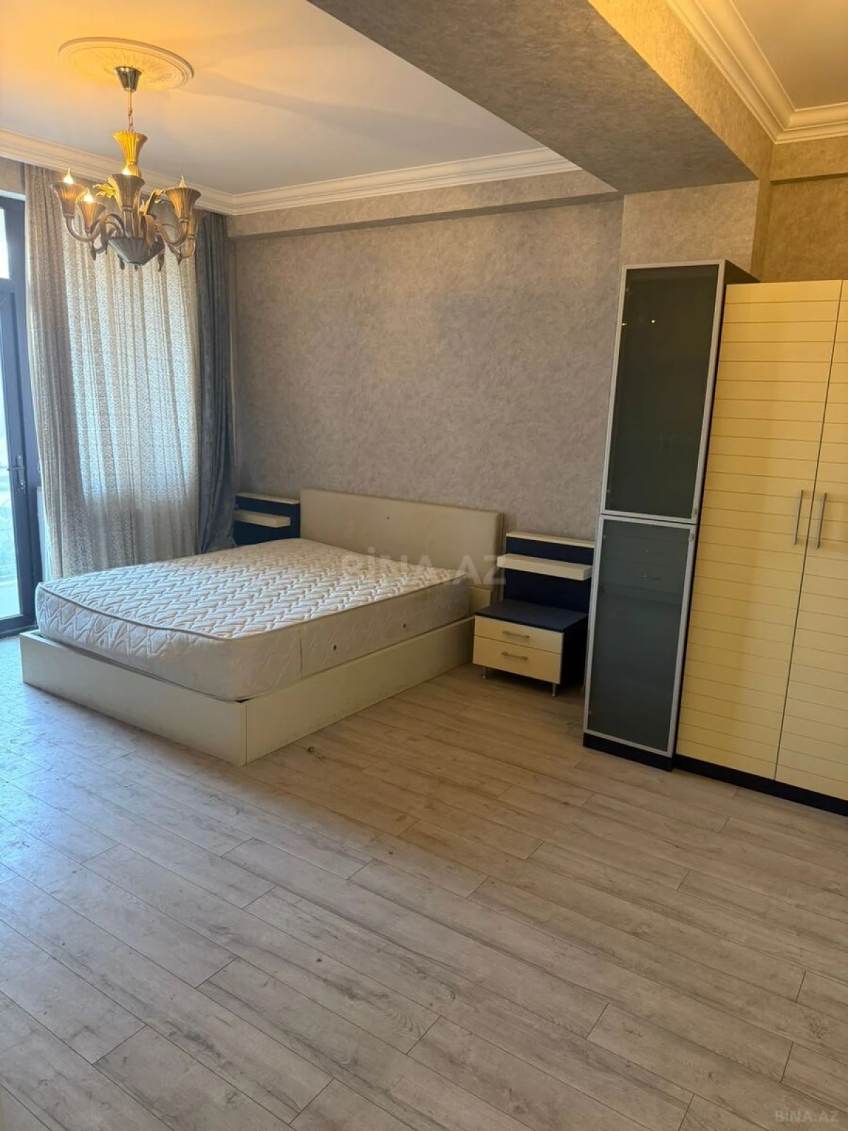Satılır 4 otaqlı mənzil 190 m²