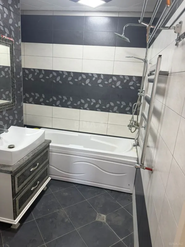 Satılır 4 otaqlı mənzil 190 m²