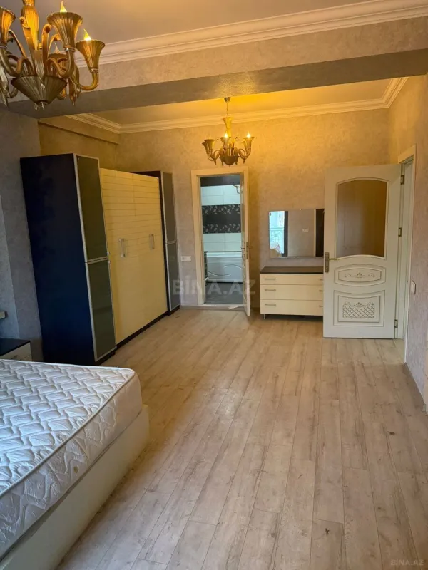 Satılır 4 otaqlı mənzil 190 m²