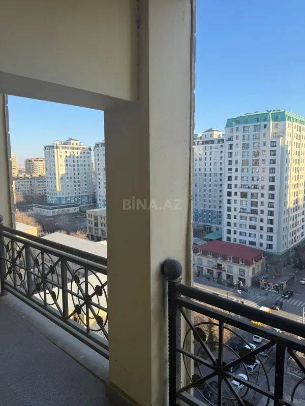 Satılır 4 otaqlı mənzil 190 m²