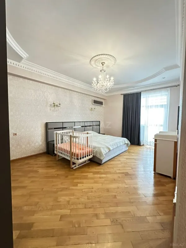 Satılır 4 otaqlı mənzil 175 m²