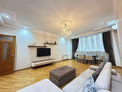 Satılır 4 otaqlı mənzil 175 m²