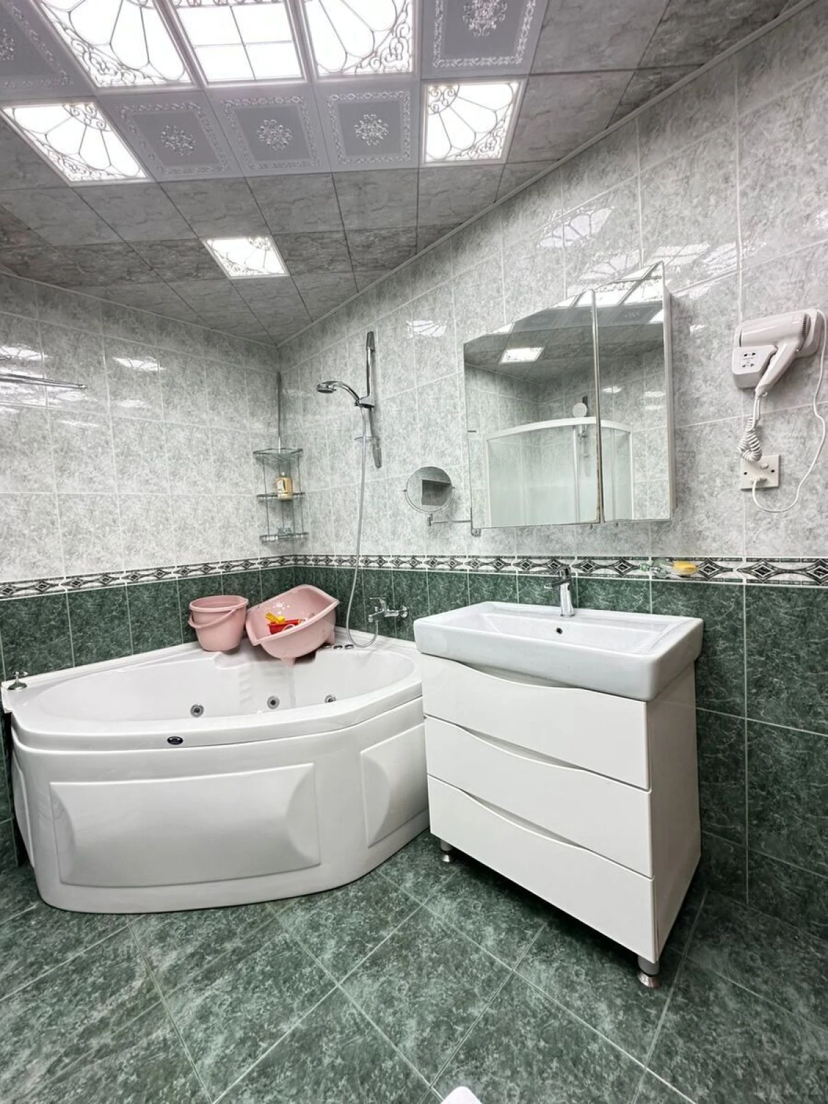 Satılır 4 otaqlı mənzil 175 m²