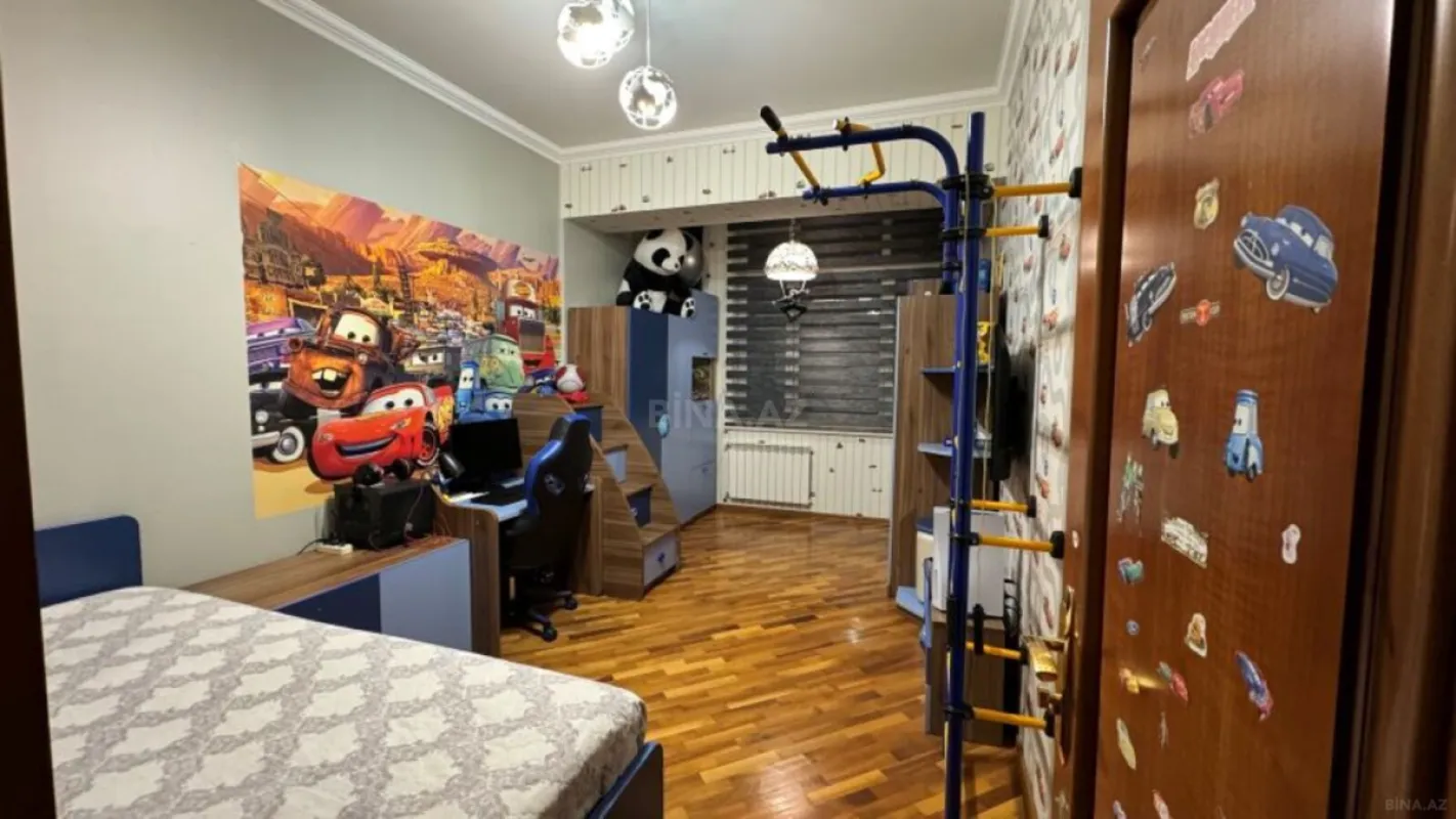 Satılır 3 otaqlı mənzil 121 m²